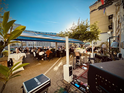 Moon Exquisite: inviting terrace atmosphere and setting