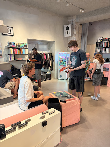 SEVEN Community Record Store: shop atmosphere and customers