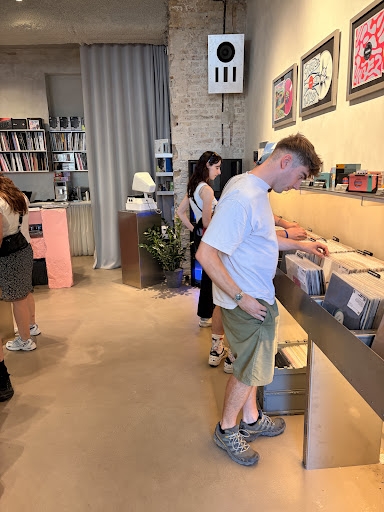 SEVEN Community Record Store: shop interior and atmosphere