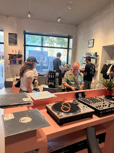 SEVEN Community Record Store: authentic shop atmosphere well