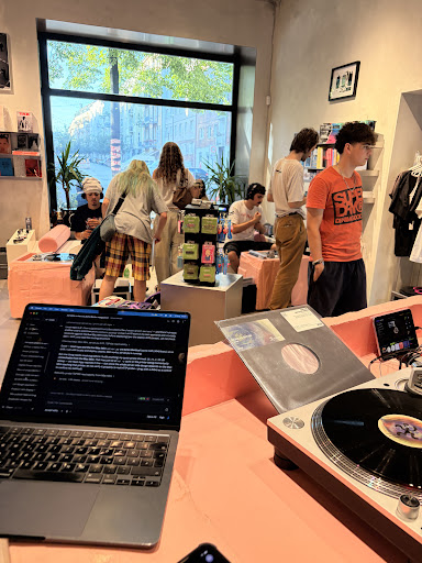 SEVEN Community Record Store: authentic shop atmosphere well
