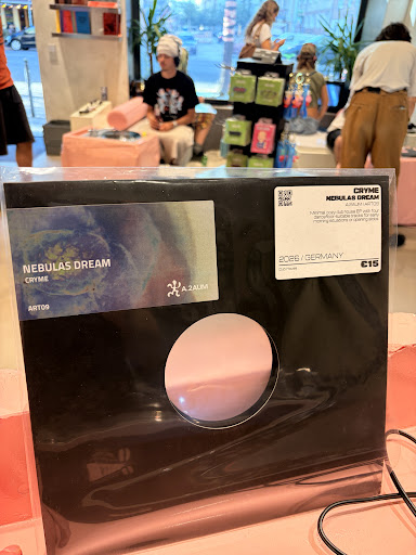 SEVEN Community Record Store: clear product display in shop
