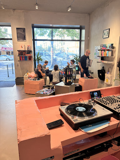 SEVEN Community Record Store: shop atmosphere and interior