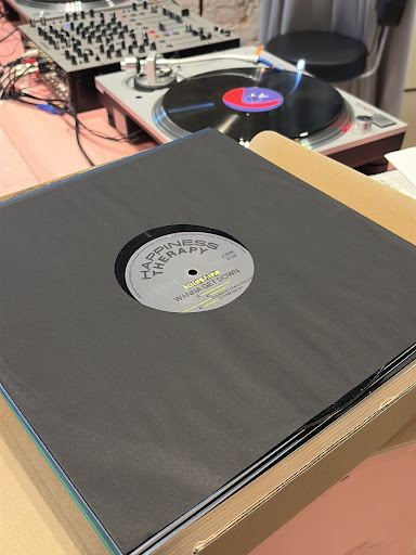 SEVEN Community Record Store: vinyl and turntable equipment
