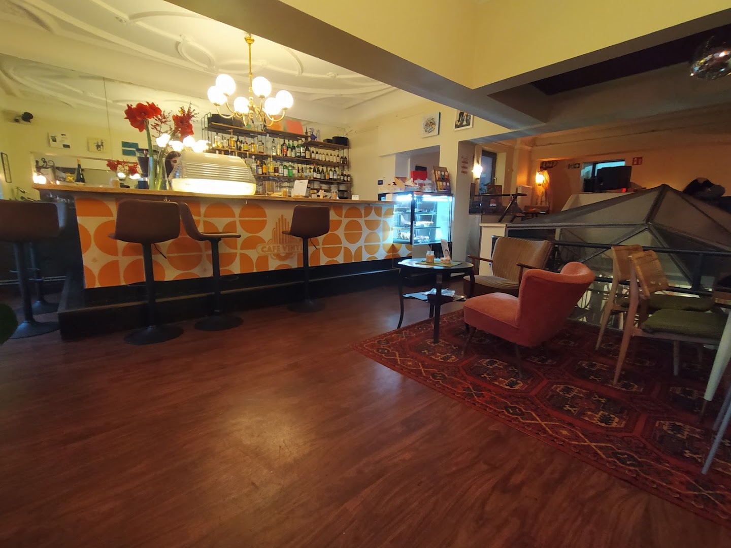 Café Vinyl: clear, inviting interior atmosphere