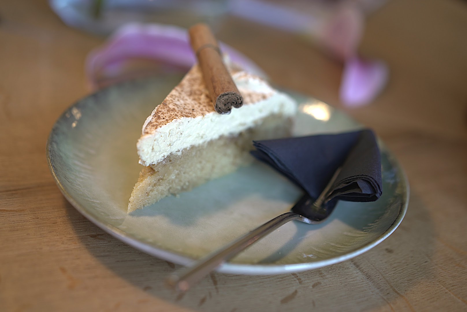 Café Vinyl: appetizing photo of served dessert