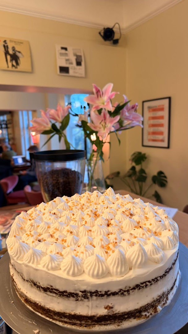 Café Vinyl: appetizing photo of house cake