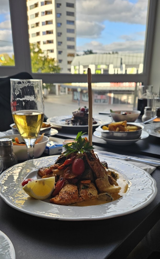 Gabssi: appetizing food photo with view
