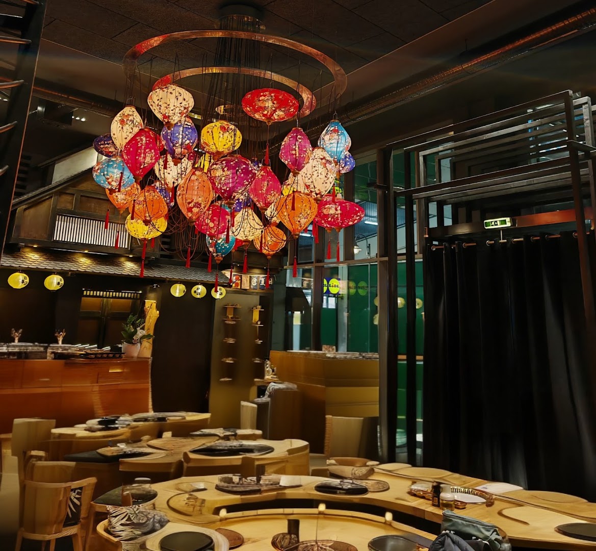 Nakama: beautiful interior and lighting