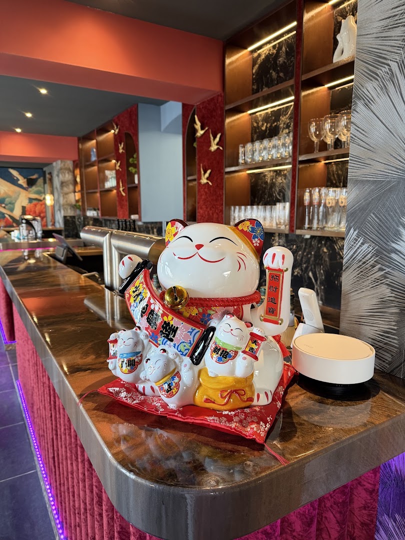 GIRI: restaurant interior and decor