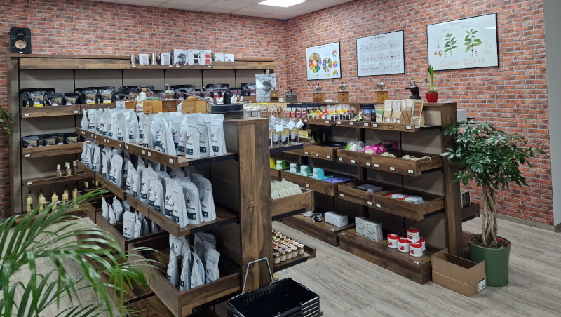 Kaffeekraftwerk: clear display of retail products