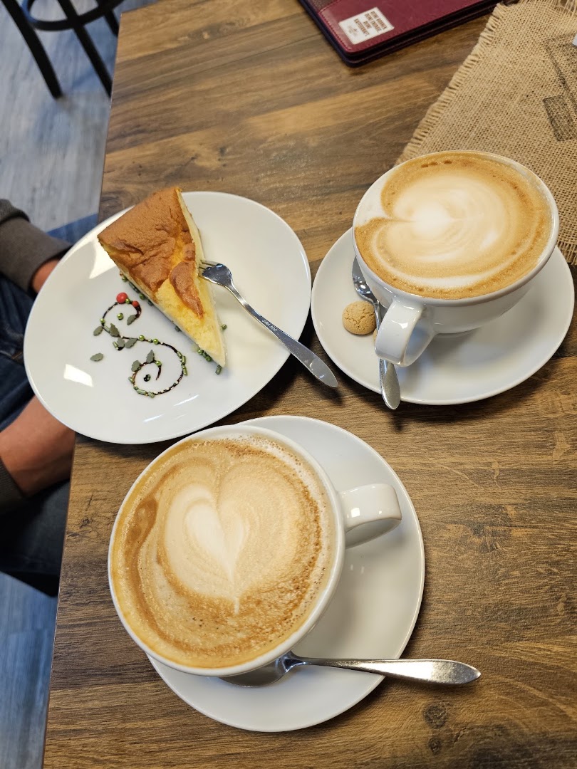Kaffeekraftwerk: appetizing breakfast and coffee presentation