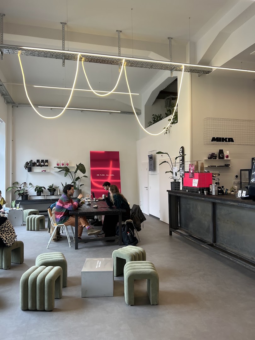 MIKA ONE Coffee: clear, inviting interior atmosphere