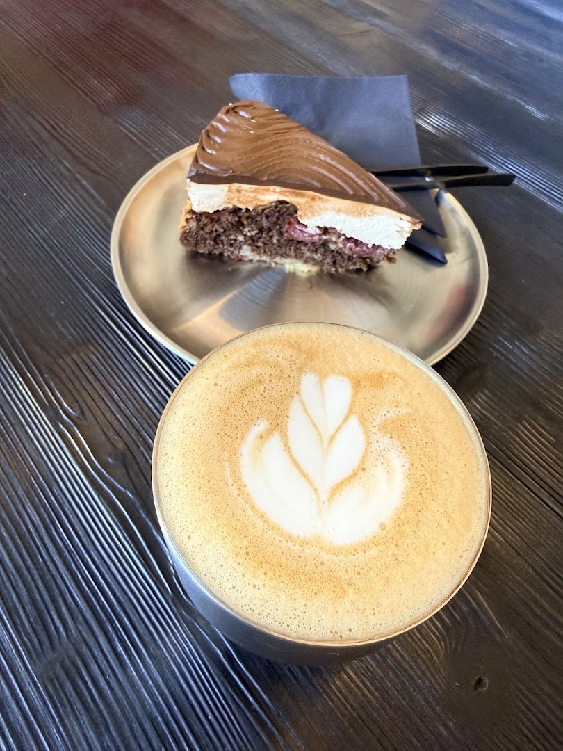MIKA ONE Coffee: appetizing food and coffee presentation