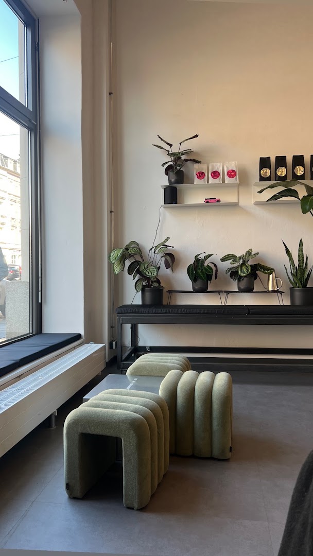 MIKA ONE Coffee: clean and inviting interior shot