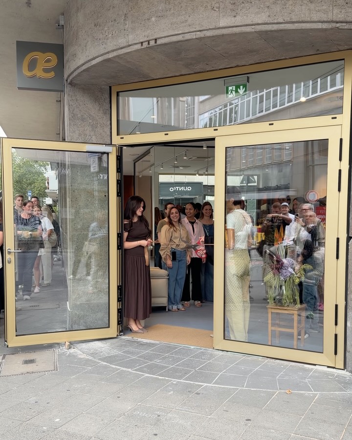 Ariane Ernst: professional storefront event photo