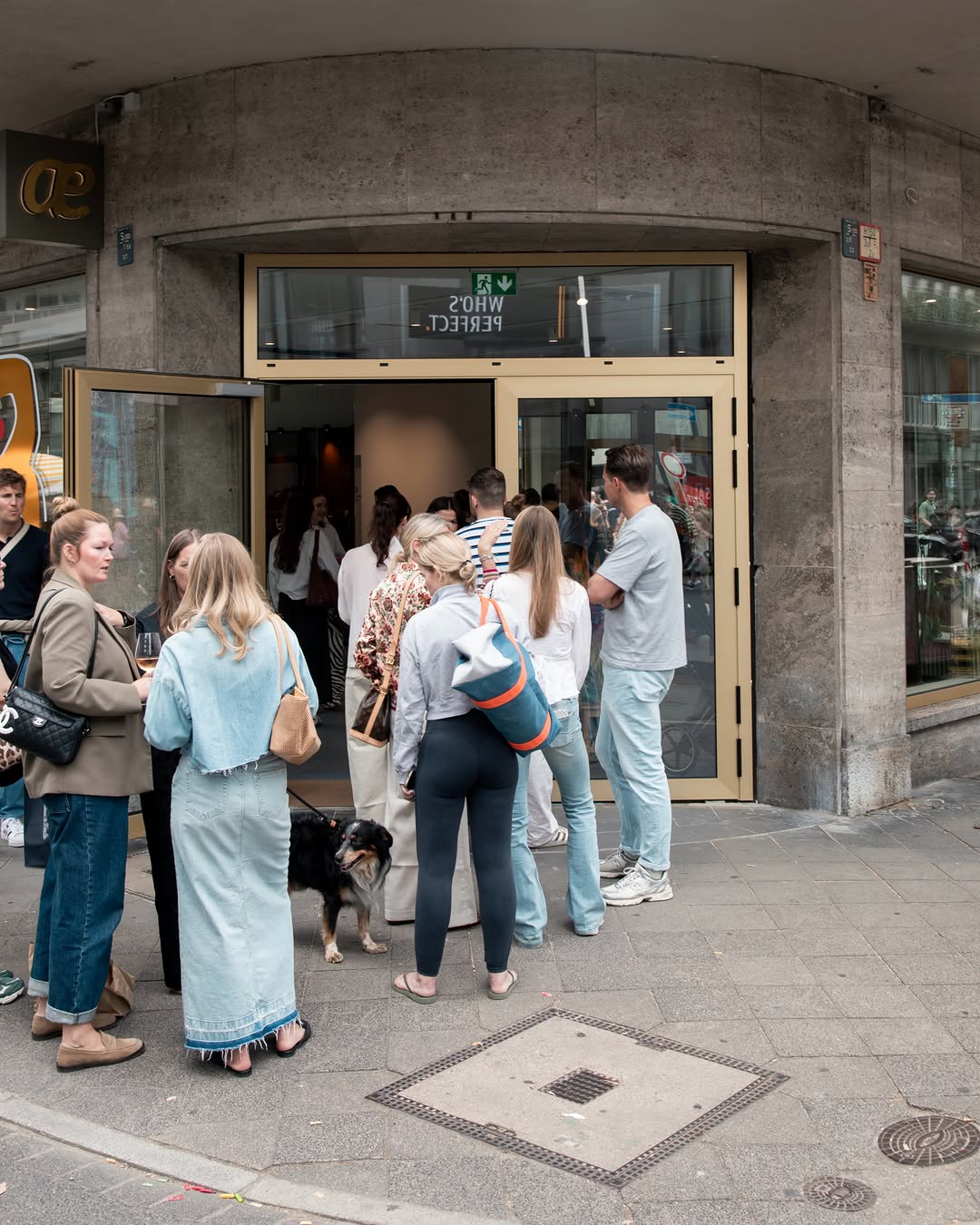 Ariane Ernst: customers enjoying the shop