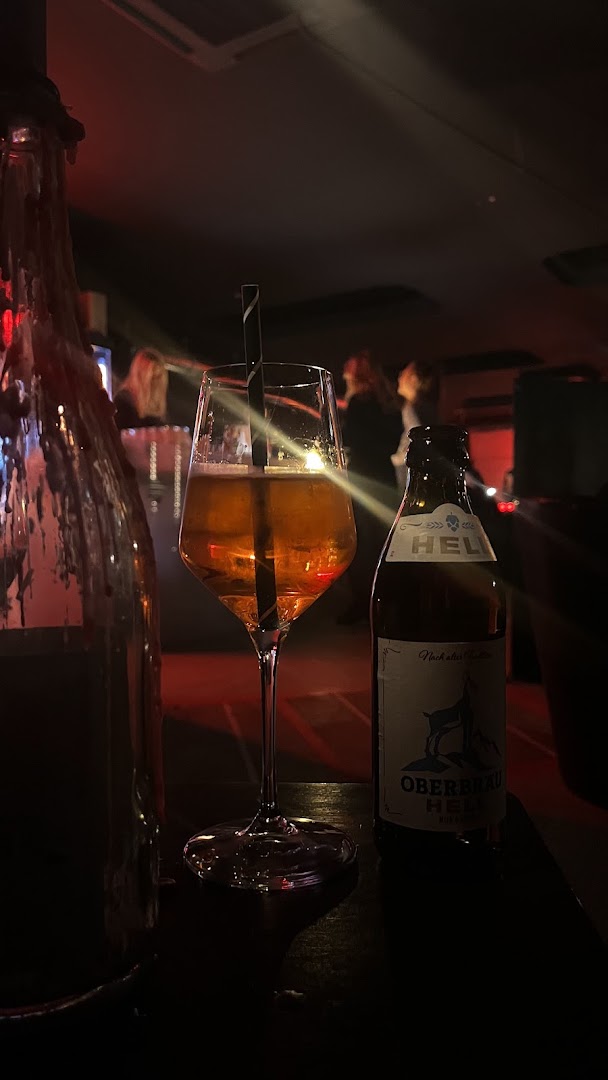 Giselle: atmospheric shot of bar drinks