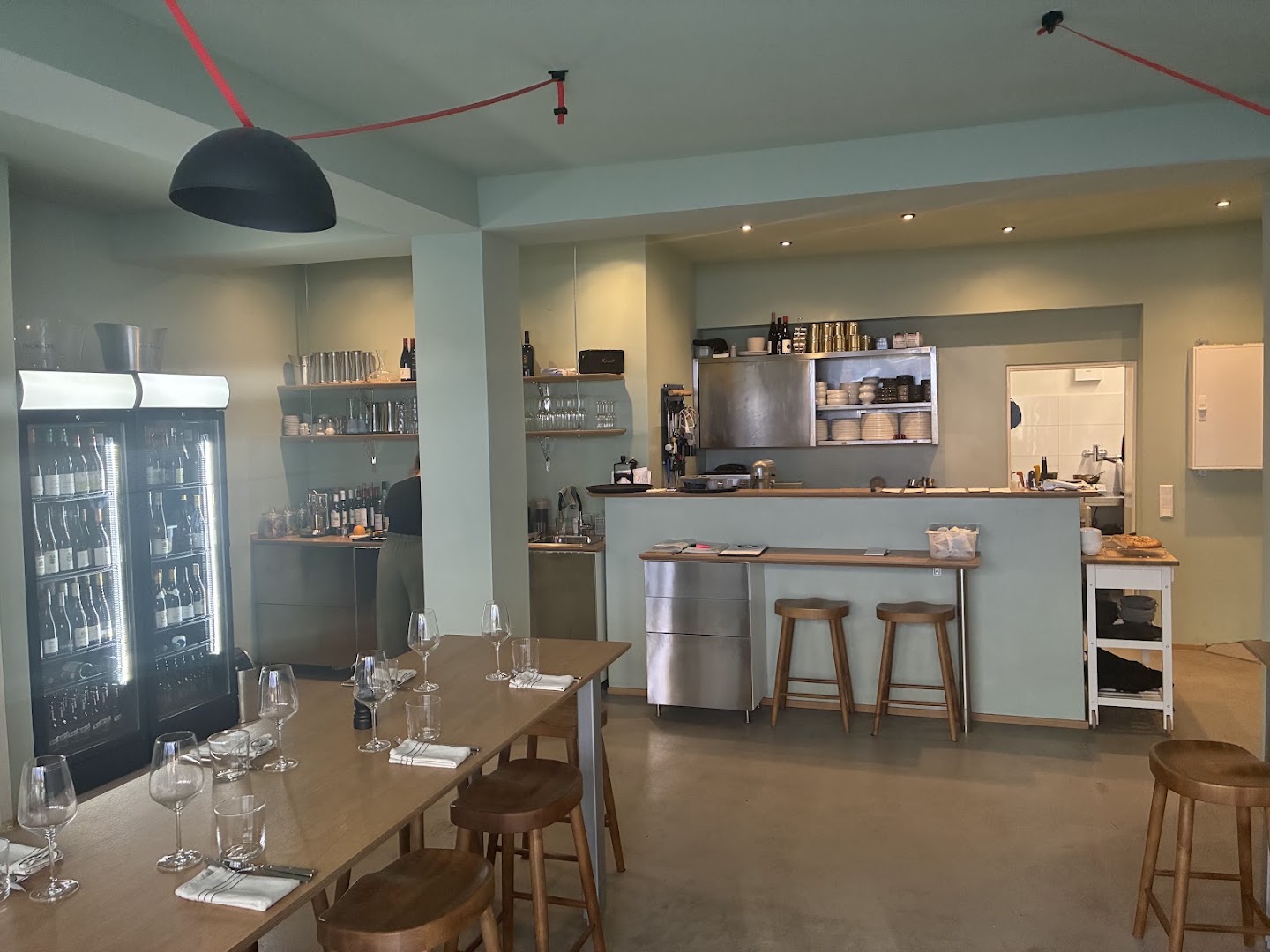 LoKarl: clear interior shot of restaurant