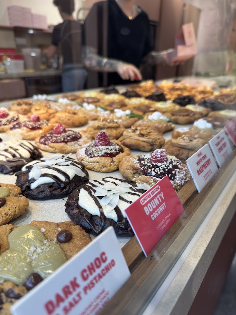 MELT Cookies: appetizing display of shop products
