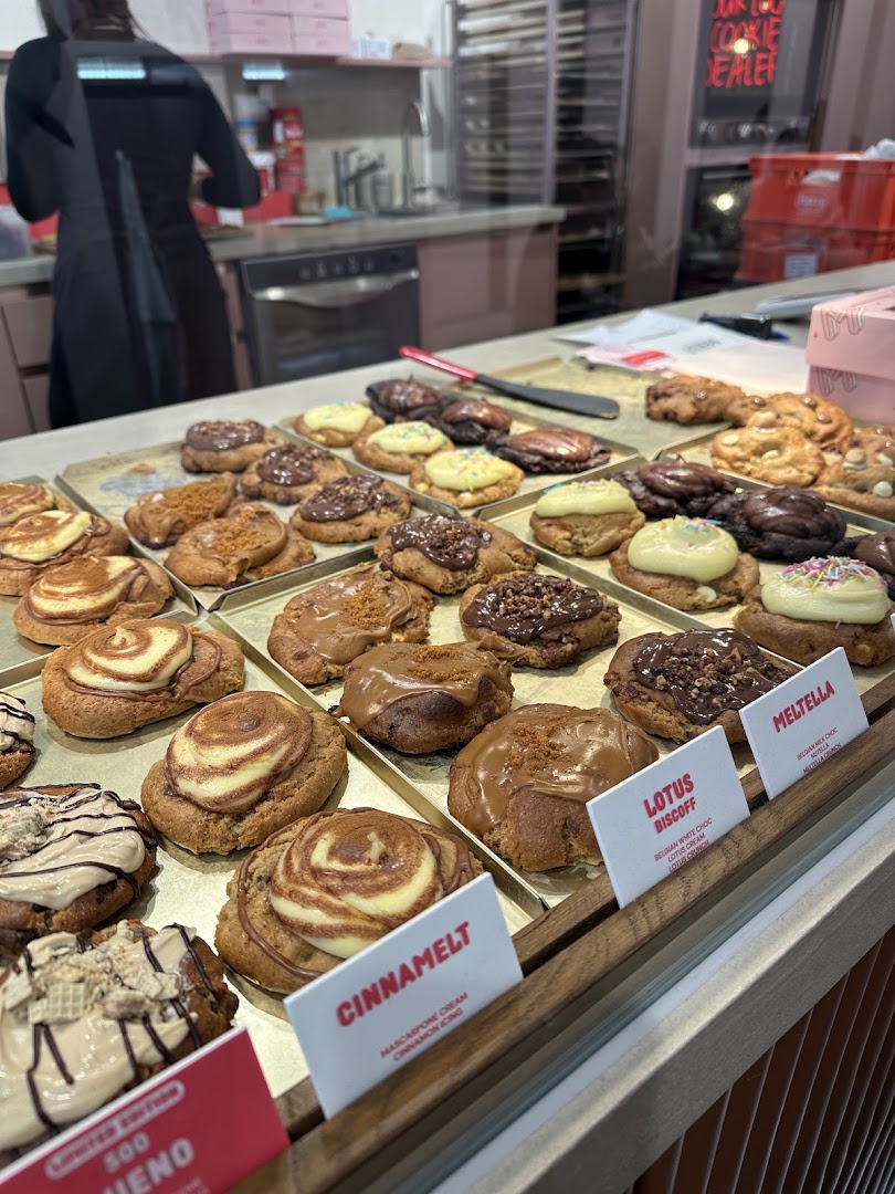 MELT Cookies: appetizing display of shop products
