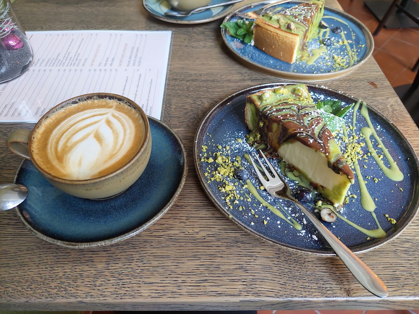Bohnea Café & Rösterei: appetizing food and coffee presentation