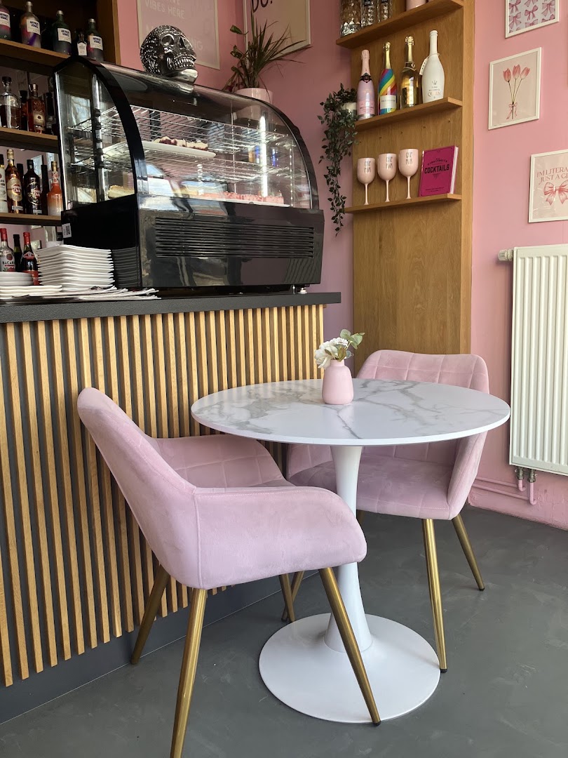 Café Rosé: attractive interior and inviting atmosphere