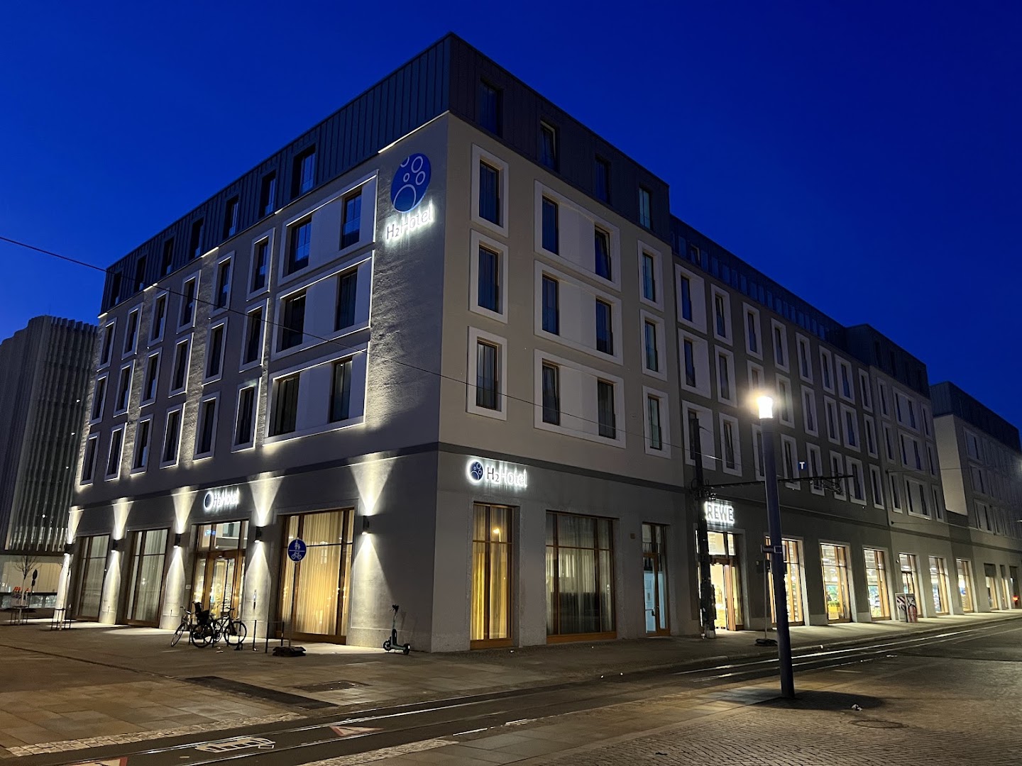 H2 Hotel Erfurt: professional exterior shot at night