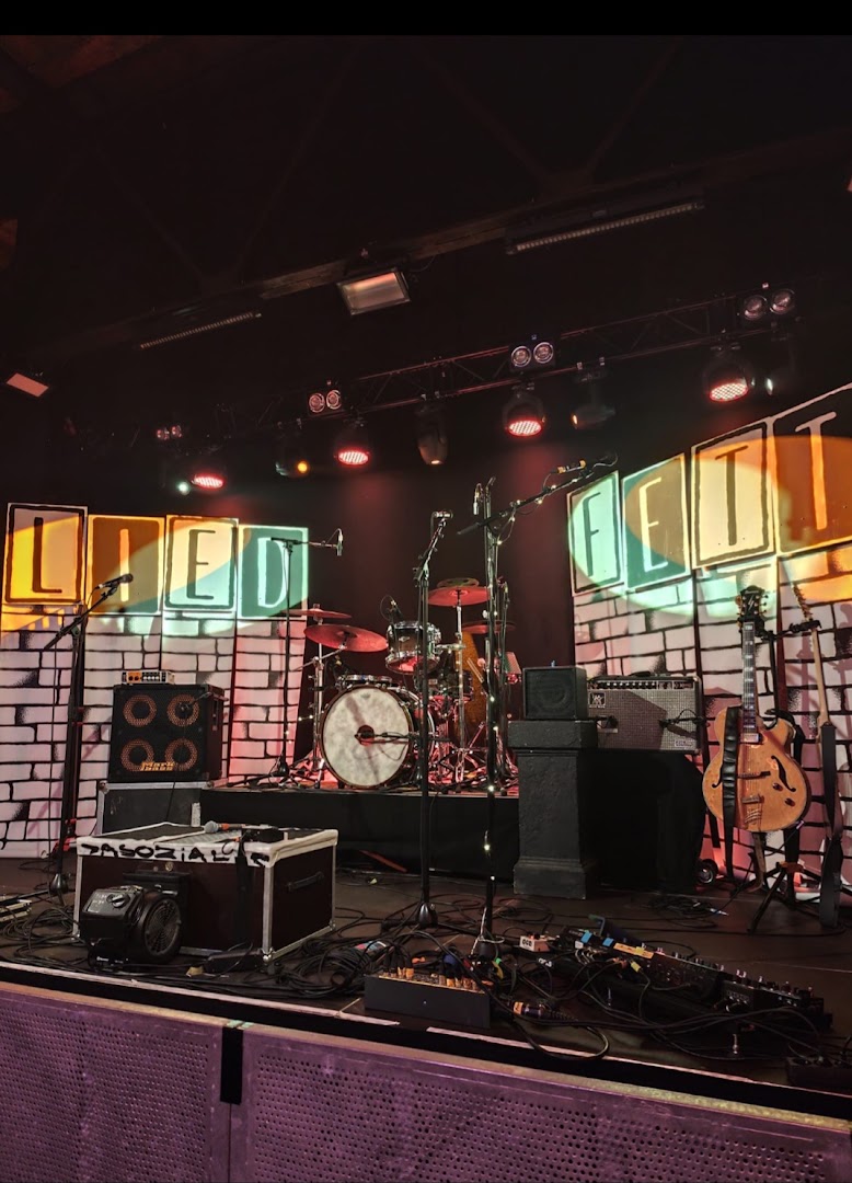 Kalif Storch: clear photo of stage setup