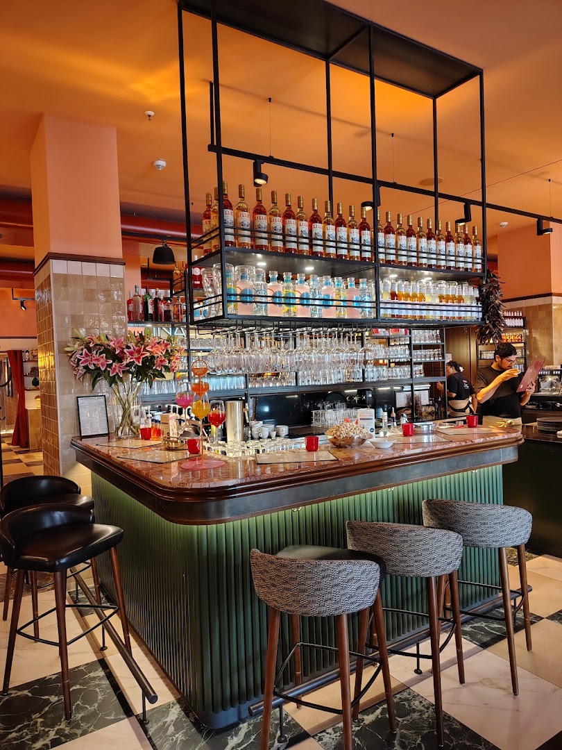 L'Osteria Erfurt Anger: high quality interior bar shot