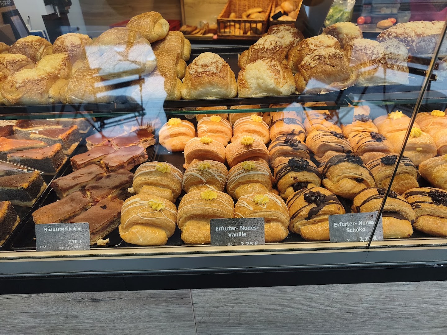 nodes Bäckerei: appetizing display of fresh pastries