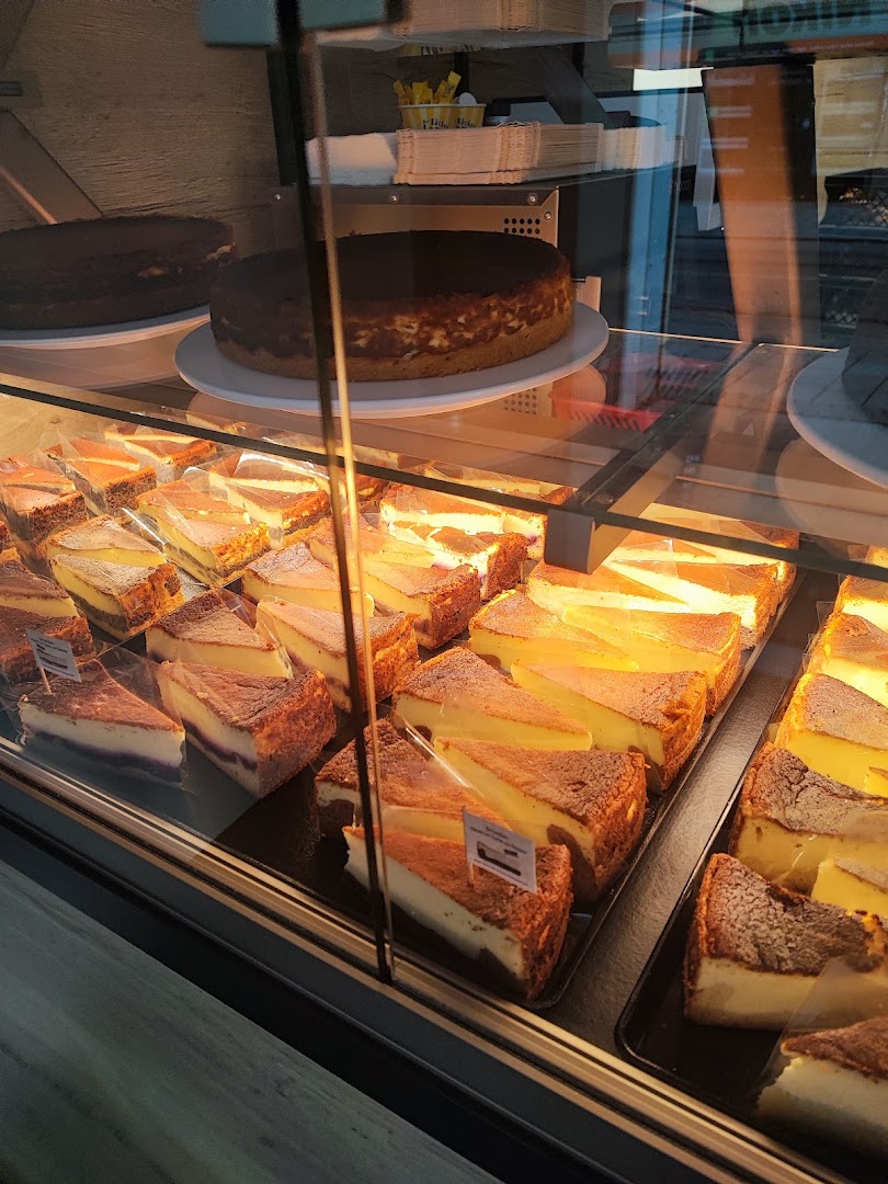 nodes Bäckerei: appetizing display of fresh cakes