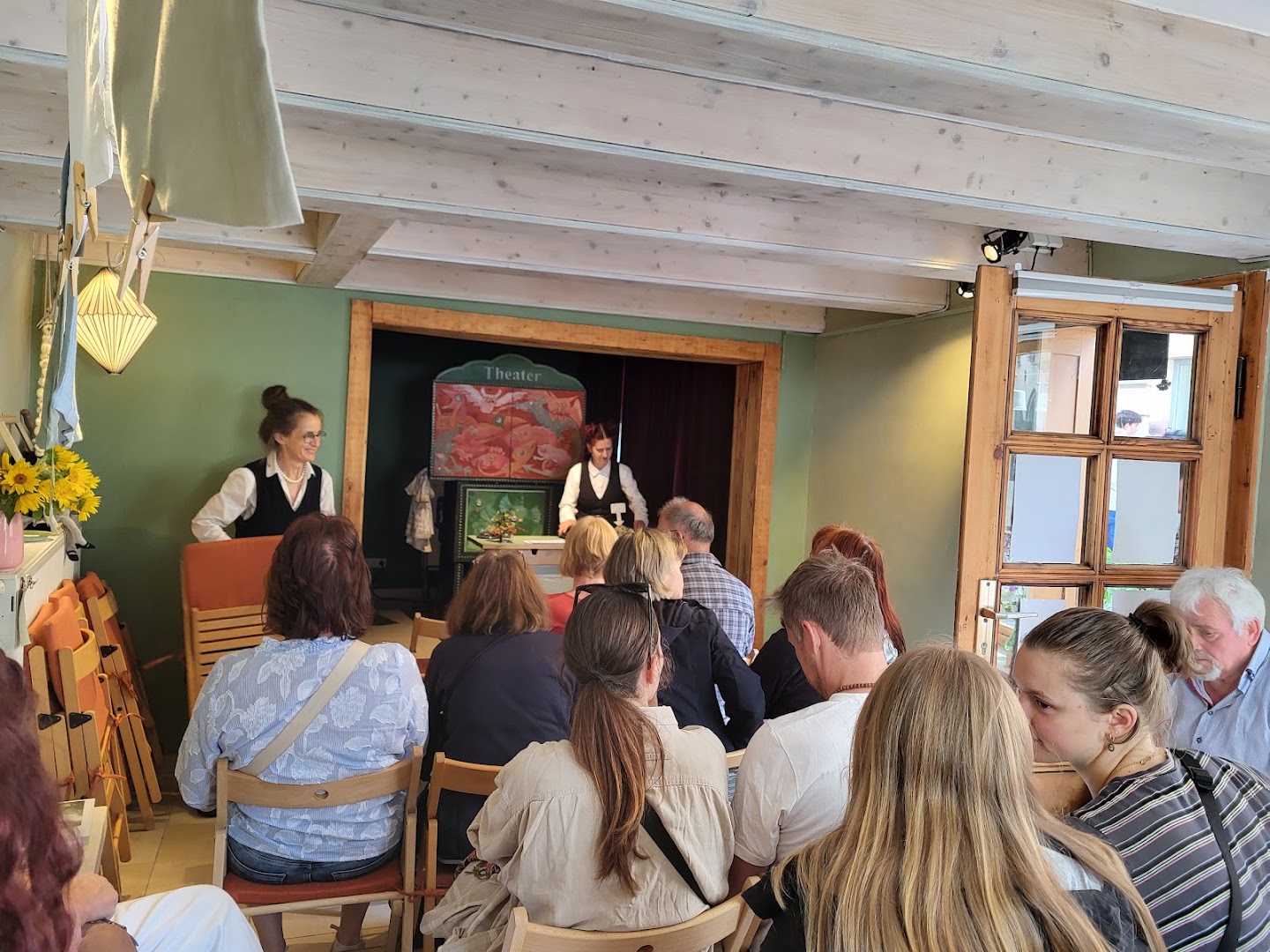 Palim Palim: venue atmosphere and performance
