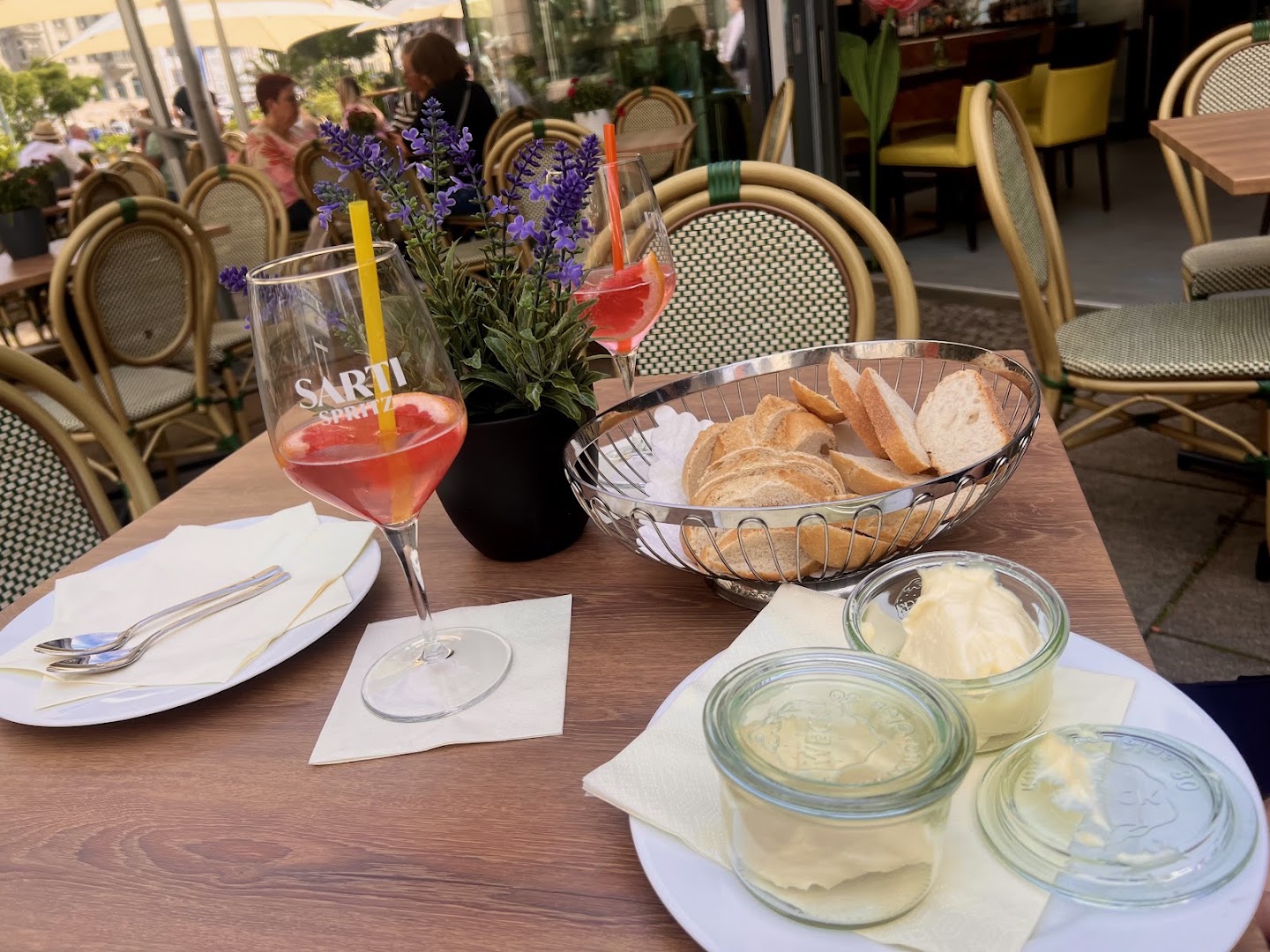 Paul's Erfurt: appealing restaurant terrace dining scene