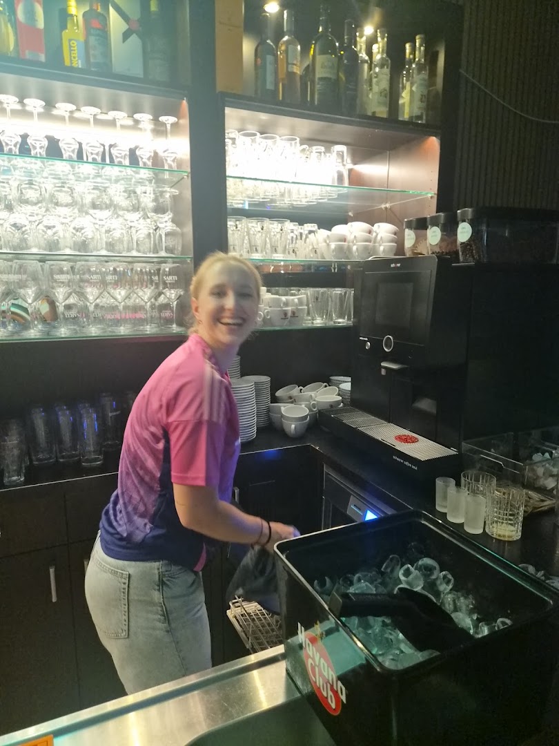 Paul's Erfurt: friendly staff in restaurant setting