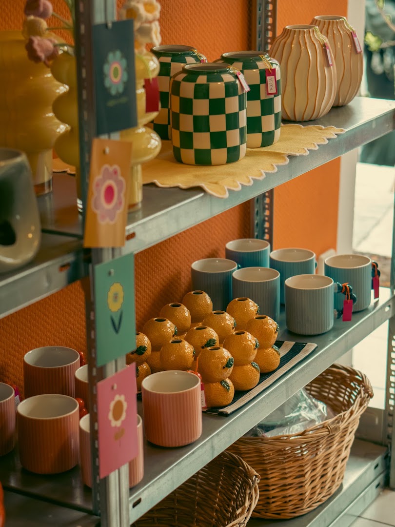 Schöne Dinge: attractive display of shop products