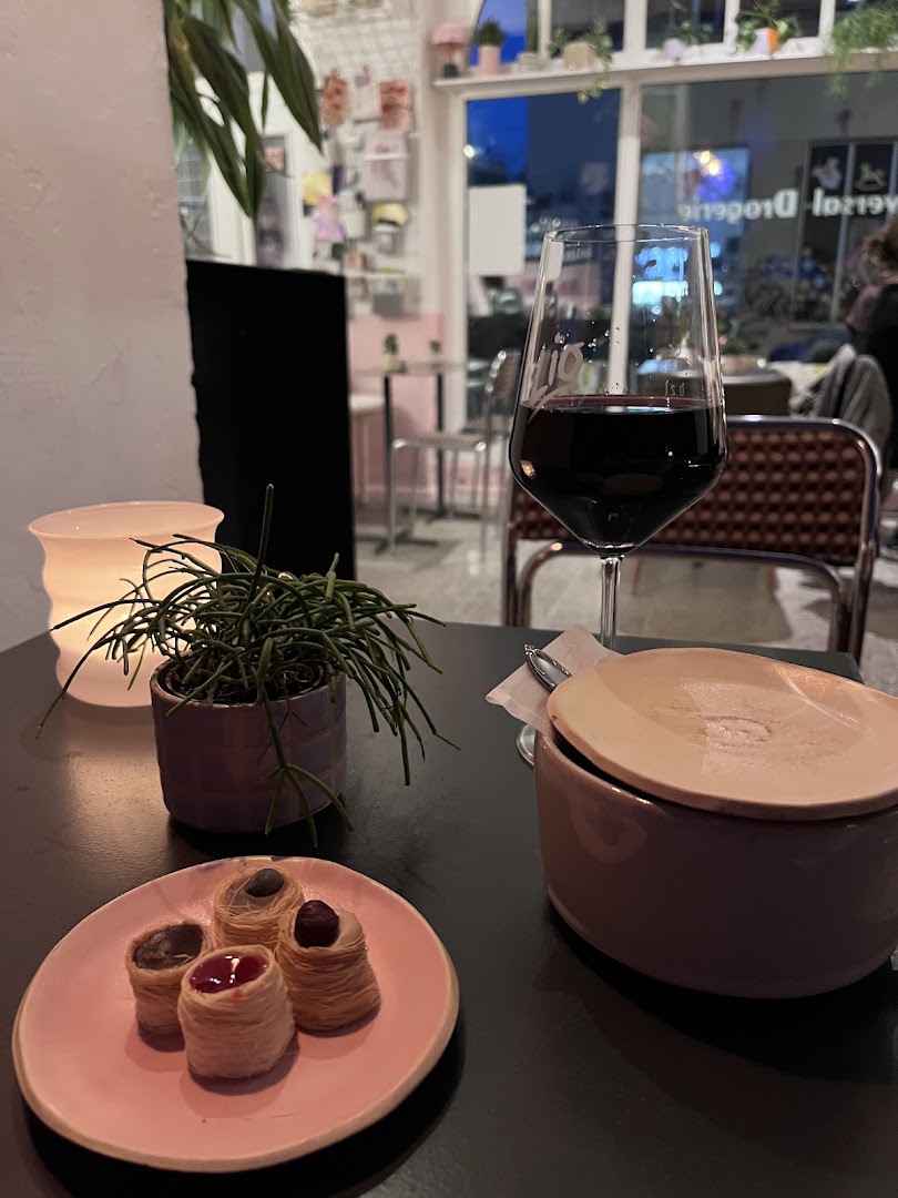 Universal Drogerie: inviting atmosphere and quality composition