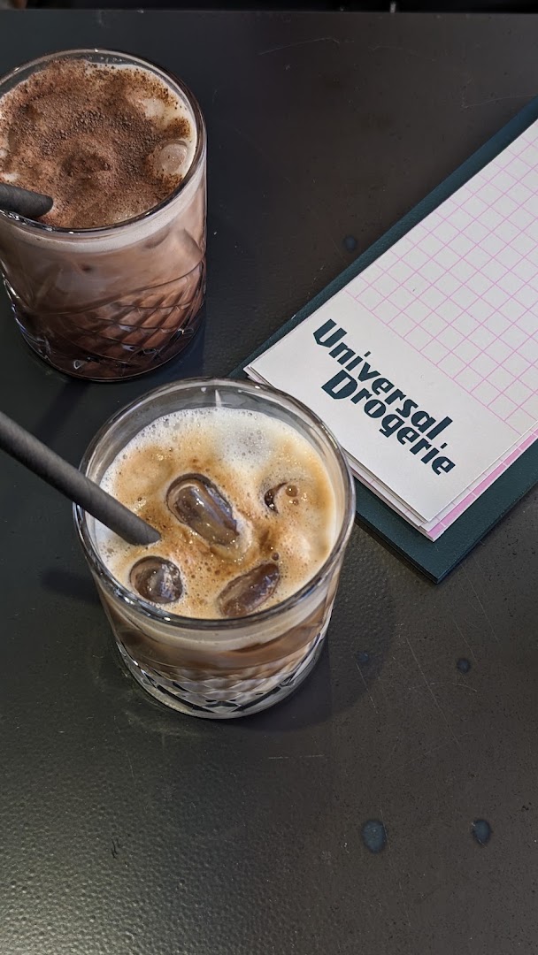 Universal Drogerie: clear branding and appealing drinks