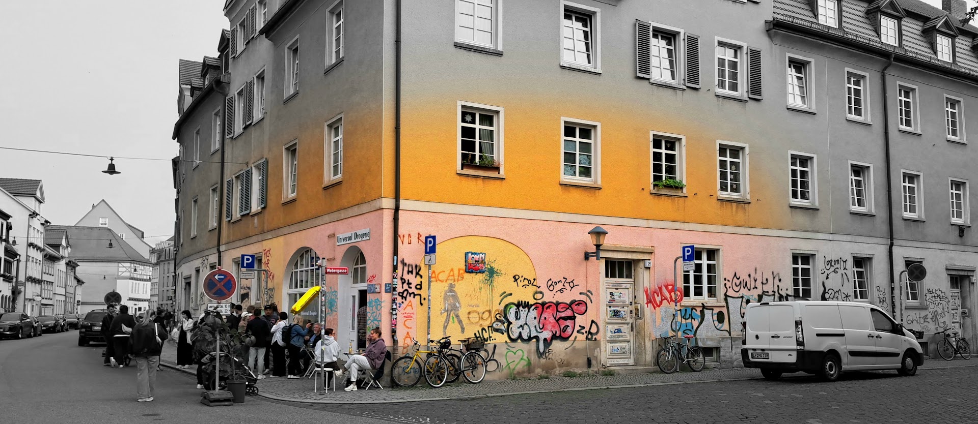 Universal Drogerie: clear exterior view of venue