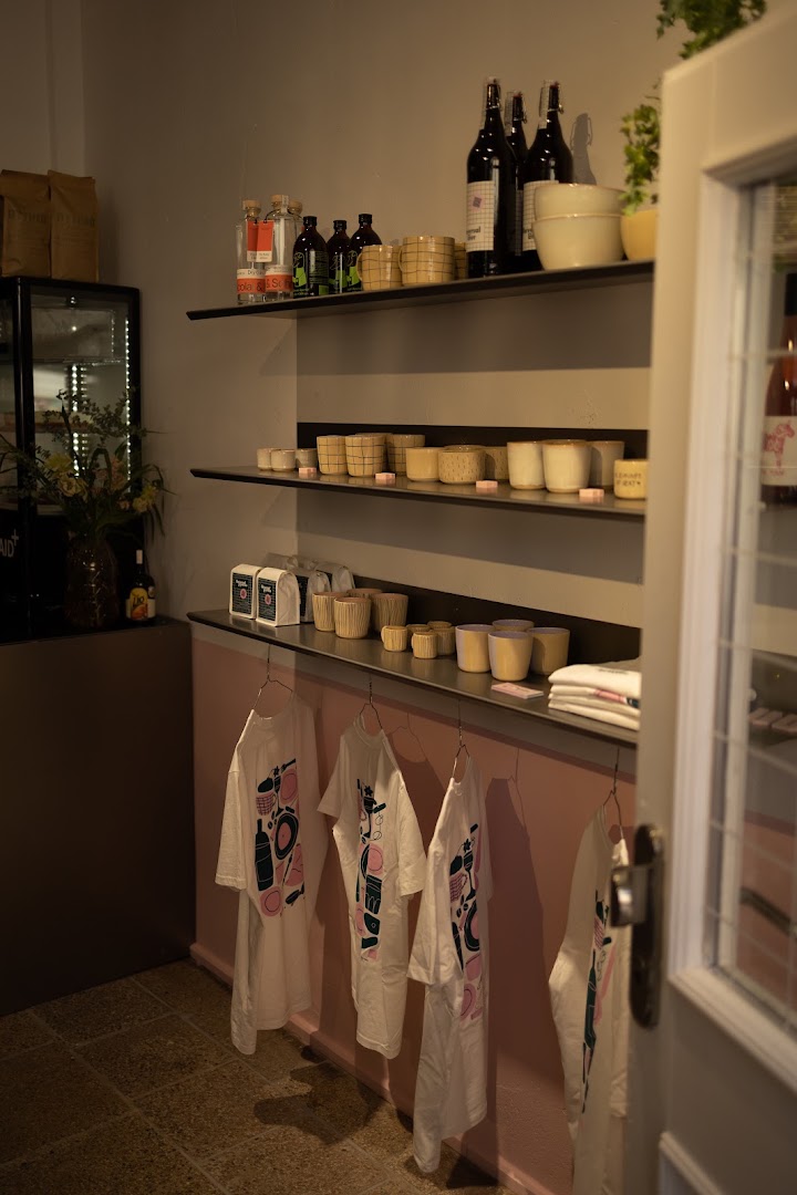 Universal Drogerie: clear display of venue products