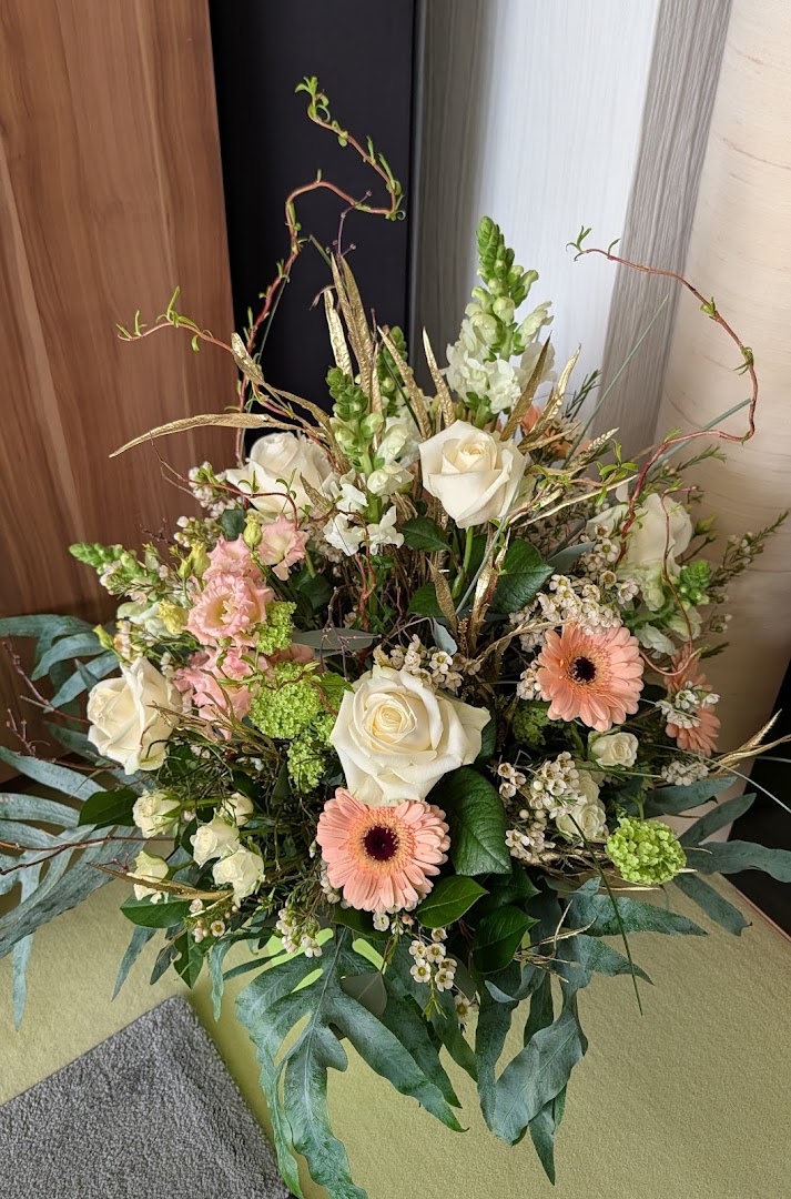 Zauberblüte: high quality floral arrangement photo