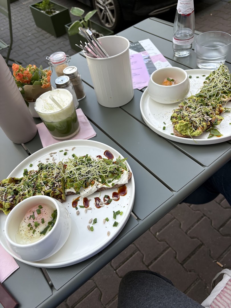 Bao's: appetizing food and drink presentation