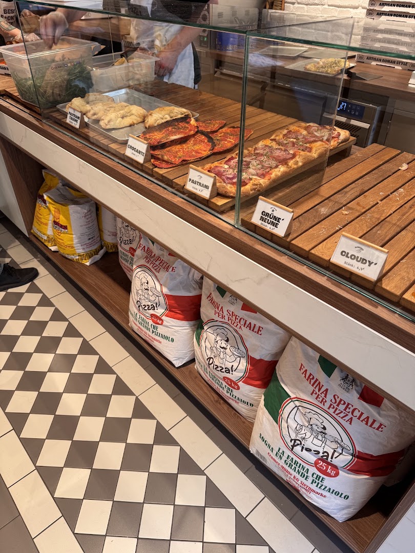 Pizza Wolke: clear display of food products
