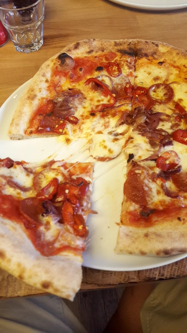 Pizza Wolke: appetizing photo of restaurant pizza