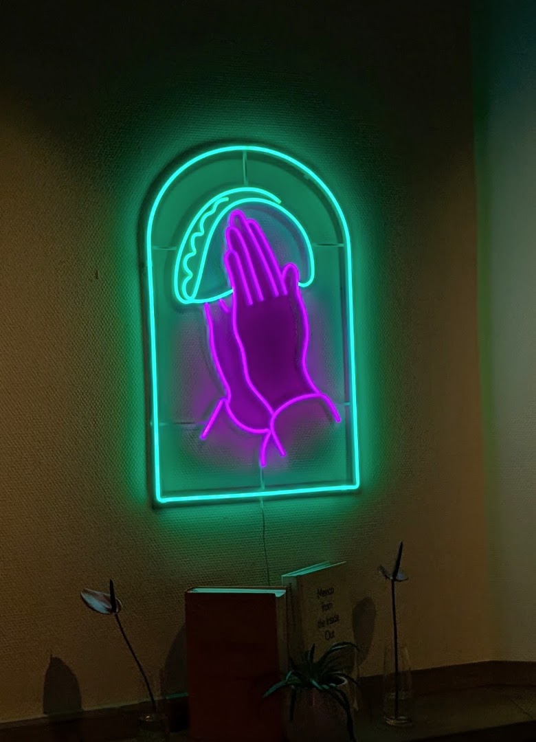 Sonora Taqueria: attractive neon decor captures atmosphere