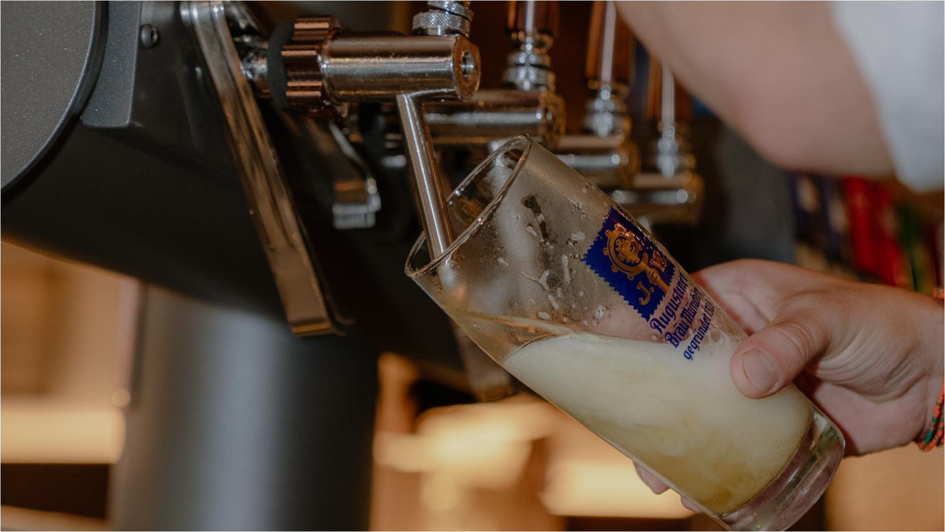 Augustiner am Platz: high quality beer pouring shot