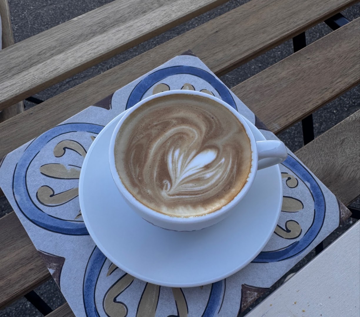 Café du soleil: appealing photo of coffee art
