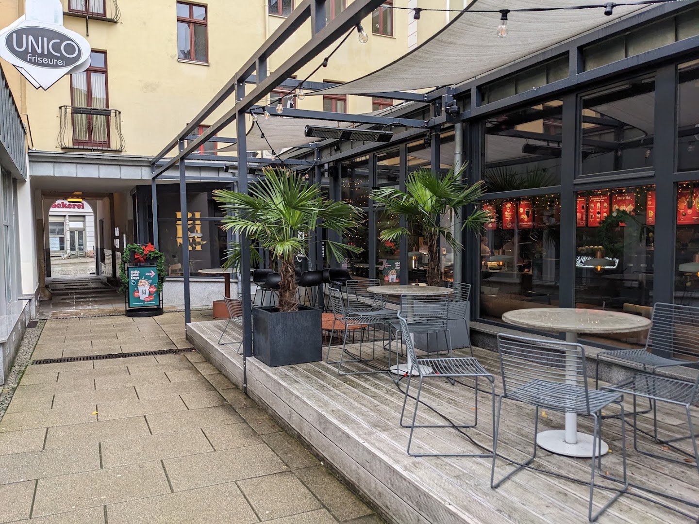 BIKINI: clear view of outdoor seating