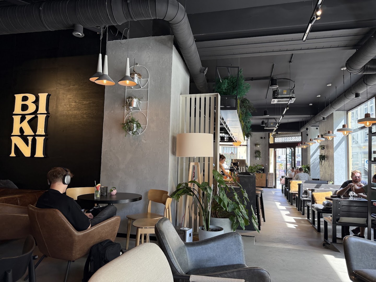 BIKINI: high quality interior atmosphere shot