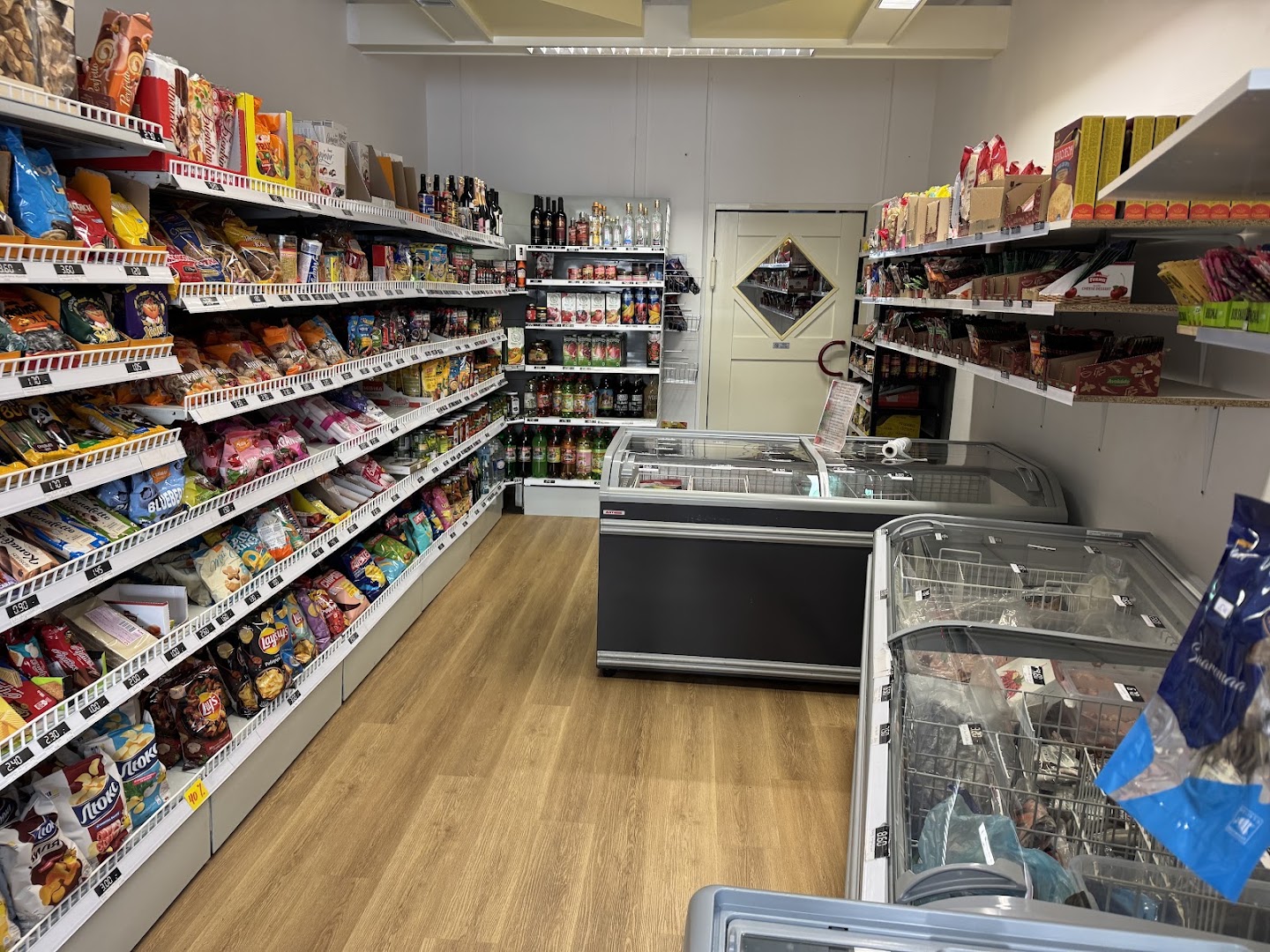 Fischka: clear view of shop interior